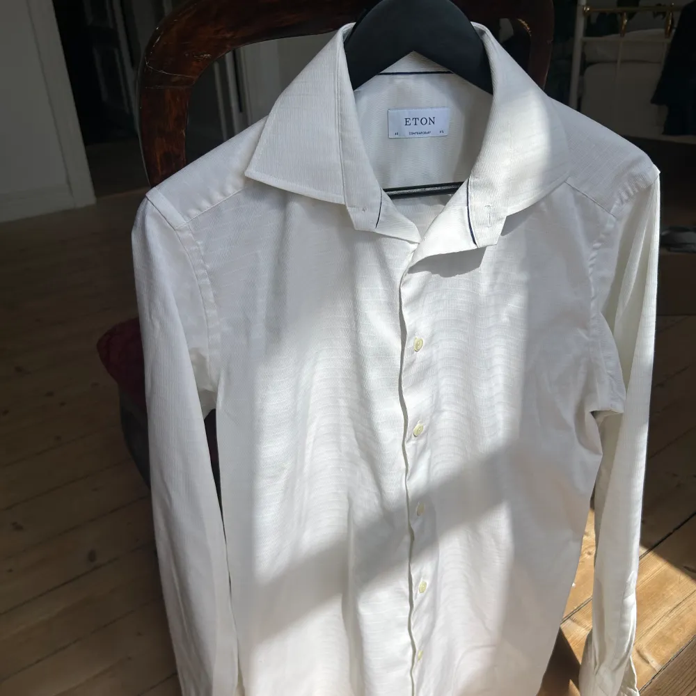 Säljer denna sköna vita skjortan från ETON i fint skick. Storlek 40. Nypris ligger runt 2000. Du får gärna höra av dig om du har frågor!. Skjortor.