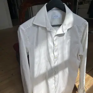 Säljer denna sköna vita skjortan från ETON i fint skick. Storlek 40. Nypris ligger runt 2000. Du får gärna höra av dig om du har frågor!