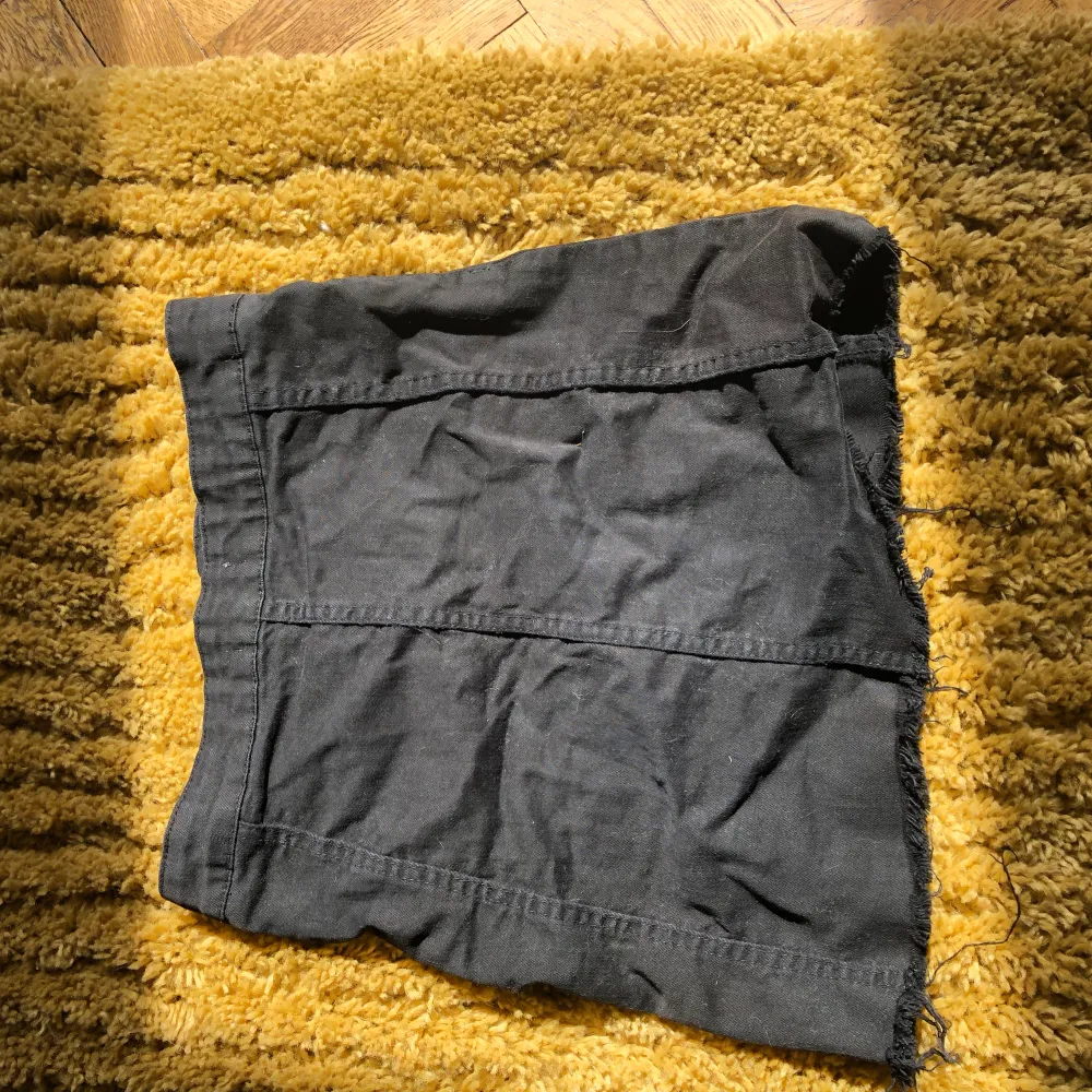 En svart jeanskjol från Gina tricot, storlek 34. Kjolar.