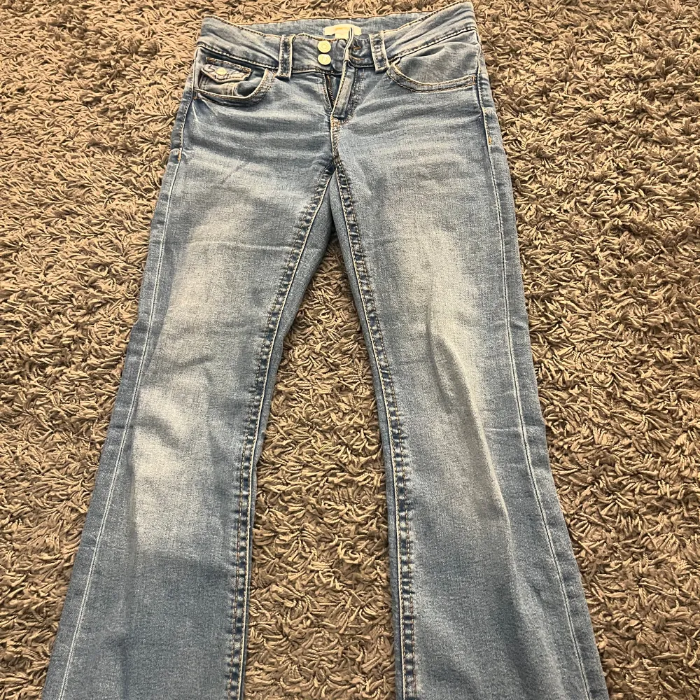 Super fina jeans från Young Gina men vill köpa nya i en annan färg!❤️är öppen för byten! Storlek 158 men skulle passa 164 också!. Jeans & Byxor.
