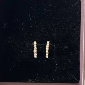 örhängen - fina örhängen med stenar på!