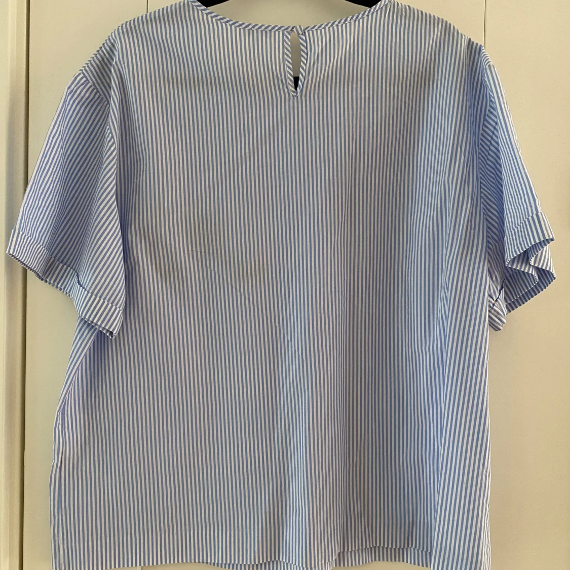 Blå och vit randig blus från Manoush i strl 42 i nyskick - 92