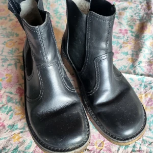Swedish Hasbeens - Använda men i gott skick. Säljer pga rensar ut hemma. Storleken är 35, men jag har 35 och kan använda sockor om det är lite kallt ute. Nypris 1200 kr 