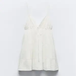 Ny vit zara klänning köpt i Spanien. Säljer pga att den inte passar på mig. Bilderna är lånade från Zaras hemsida. Tveka inte om att ställa frågor. Nypris 379kr. Har alla lappar kvar.
