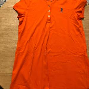 Orange polo klänning i storlek L. Använd ett par gånger. Säljer pga att den inte kommer till användning. 