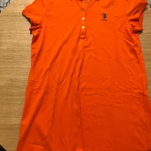 POLO klänning  - Orange polo klänning i storlek L. Använd ett par gånger. Säljer pga att den inte kommer till användning. 