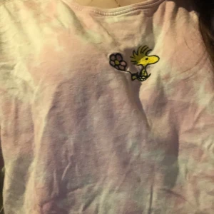 T- shirt - Fin t- shirt med en liten gul kyckling på som jag tror är ifrån snobben. Kontakta Järna vid frågor☺️☺️🩷🩷🩷