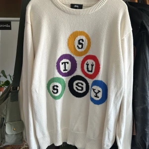 Stussy tröja - Hej, säljer min Stussy 8ball tröja. Mycket populär och eftersedd tröja. Den är i storlek M men sitter lite lösare som ungefär en M/L. Sparsamt använd och i gott skick. Vid frågor eller funderingar är det bara att skriva! Pris kan diskuteras.