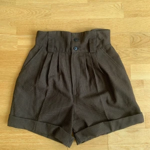 Shorts🪴 - Världens finaste rutiga shorts! Stora favoriter som tyvärr inte passar längre:,( är omsydda så vet inte exakt storlek, skulle kunna vara en liten S eller en XS. Dubbla knappar vid gylf och bra fickor! Skriv vid frågor eller om ni vill ha fler bilder! Öppen för prutning 