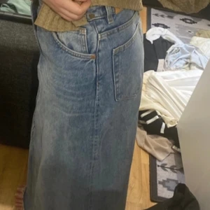 Monki denim kjol  - Maxi monki kjol  Köpte för två månader sen,  Blev för stor   Beställde L istället för S Men beställde de järn saken för att tajta midjan  Köpte 250 på rea, men riktiga priset är 500 kr  Använde 1 gång  Ny skick 