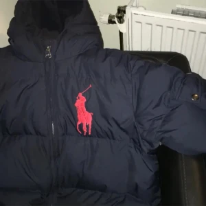 Jacka polo ralph lauren  - Mörkblå dunjacka passar där till mellan 14-16 års åldern. 