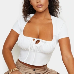 Topp - Säljer denna otroligt söta topp köpt från Prettylittlething, aldrig använd så den är i nytt skick!