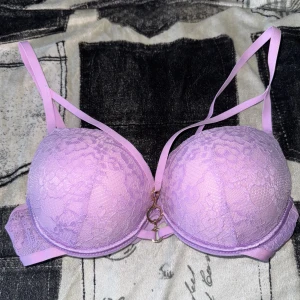 Lila push up bh med smyckesringar - Supersnygg ljuslila oanvänd bh då jag växt ur den, storlek 75B. Nyskick