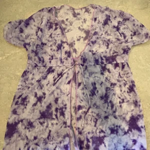 Super söt kimono  - Dena kimono är för barn i stolen 160. Super söt att ha i stranden