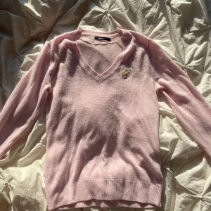 Rosa tröja från ginatricot  - Storlek S. Lite finare tröja med ett märke från Gina Tricot. Är i bra skick förutom lite nopprig. Skönt material