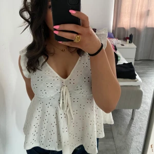 Topp - Supersöt vit topp som har använts få gånger, superbra skick!💕Perfekt till vår och sommar!🌸