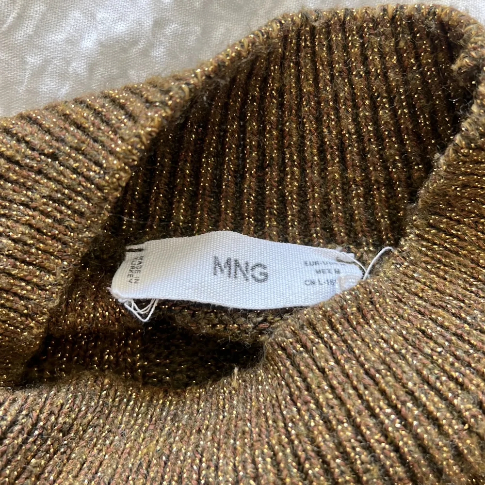 Glittrig tröja från Mango i storlek M. I gott skick. Använd gärna ”köp nu” funktionen 😊. Tröjor & Koftor.