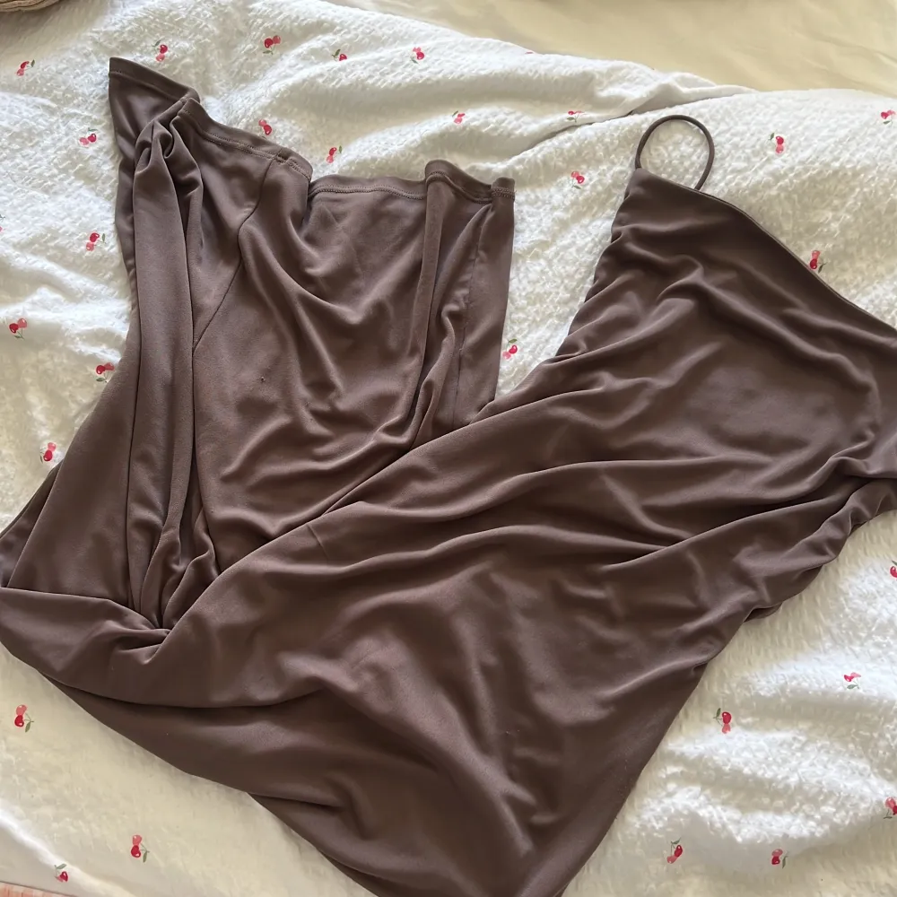 Långklänning från Zara i storlek S. I bra men använt skick. Använd gärna ”köp nu” funktionen 😊. Klänningar.