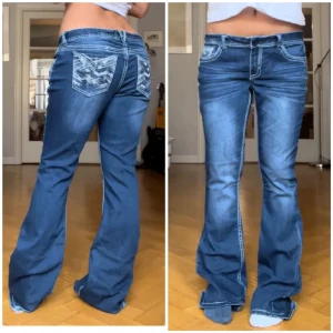 # - Midja: 42, Innerben: 82, jag är 165. Slitna längst ner (se sista bilden). Stretchiga.