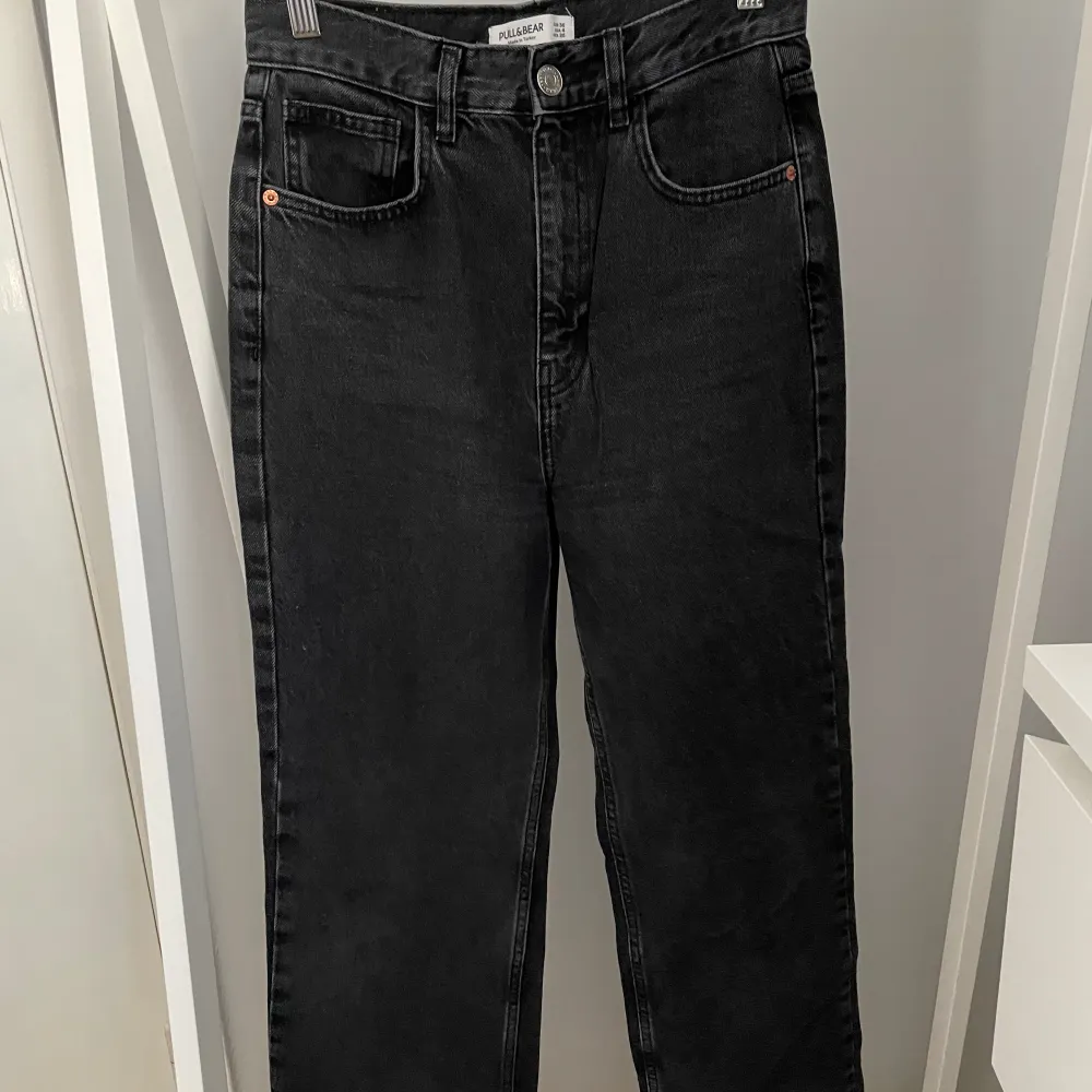 Grå/svarta jeans från Pull & Bear i storlek 36, bootcut modell. Bra skick!✨ Köparen står för frakten, kan mötas upp i Kalmar!. Jeans & Byxor.
