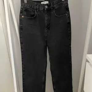 Grå/svarta jeans från Pull & Bear i storlek 36, bootcut modell. Bra skick!✨ Köparen står för frakten, kan mötas upp i Kalmar!