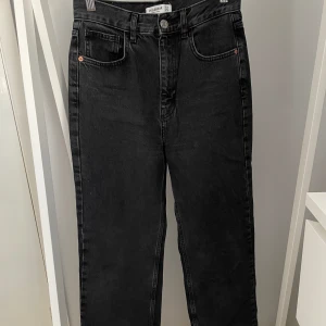 Jeans Pull & Bear - Grå/svarta jeans från Pull & Bear i storlek 36, bootcut modell. Bra skick!✨ Köparen står för frakten, kan mötas upp i Kalmar!