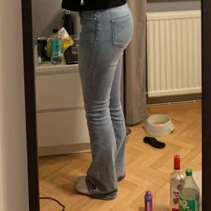 Lågmidjade Bootcut jeans  - Halloj, säljer dessa Bootcut jeans ifrån Veromoda, använda en gång då jag insåg att de var för stora! 💓