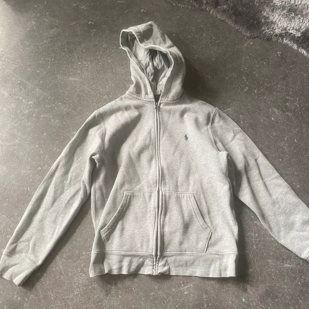 En zip hoodie ja köpte för 1095 kr på kidsbrandstore för några år sen. Den är i bra skick och inga hål. . Hoodies.