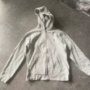 En zip hoodie ja köpte för 1095 kr på kidsbrandstore för några år sen. Den är i bra skick och inga hål. 
