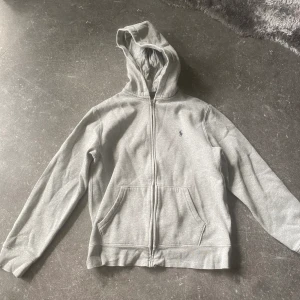 Ralph lauren zip hoodie - En zip hoodie ja köpte för 1095 kr på kidsbrandstore för några år sen. Den är i bra skick och inga hål. 
