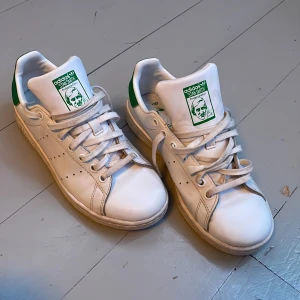 Adidas Stan Smith - Säljer ett par av mina gammla skor som jag hade när jag var yngre därför säljs de Skick: 7,5/10  Var inte rädd för att ställa frågor  (Pris kan diskuteras, öppen för byten)