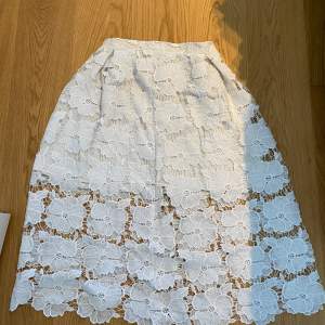 Vit kjol med fina detaljer i storlek 36, från Rut&circle. Använd ett fåtal gånger