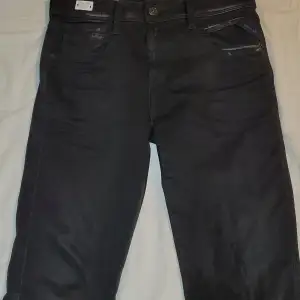 Hej säljer mina svarta replay jeans son är i gott skick och bara andvända fåtal gånger. Modell är anbass och sitter som slimfit. Storleken är 30 30. Priset kan diskuteras och tveka inte på att höra av er.