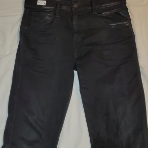 Replay jeans - Hej säljer mina svarta replay jeans son är i gott skick och bara andvända fåtal gånger. Modell är anbass och sitter som slimfit. Storleken är 30 30. Priset kan diskuteras och tveka inte på att höra av er.