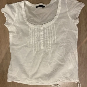 Vit blus - Säljer denna underbara vita blus som är perfekt för sommaren. Den är i perfekt skick, du kan köpa direkt genom att trycka på köp nu ☺️