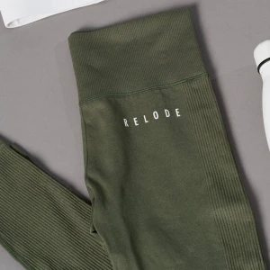 Gröna tights från Relode - Gröna träningstights från Relode som inte finns att köpa längre! Aldrig använda! 💚Nypris är 649kr!