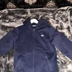 Lacoste ziphoodie - Storlek XS passar S Nypris 1900kr