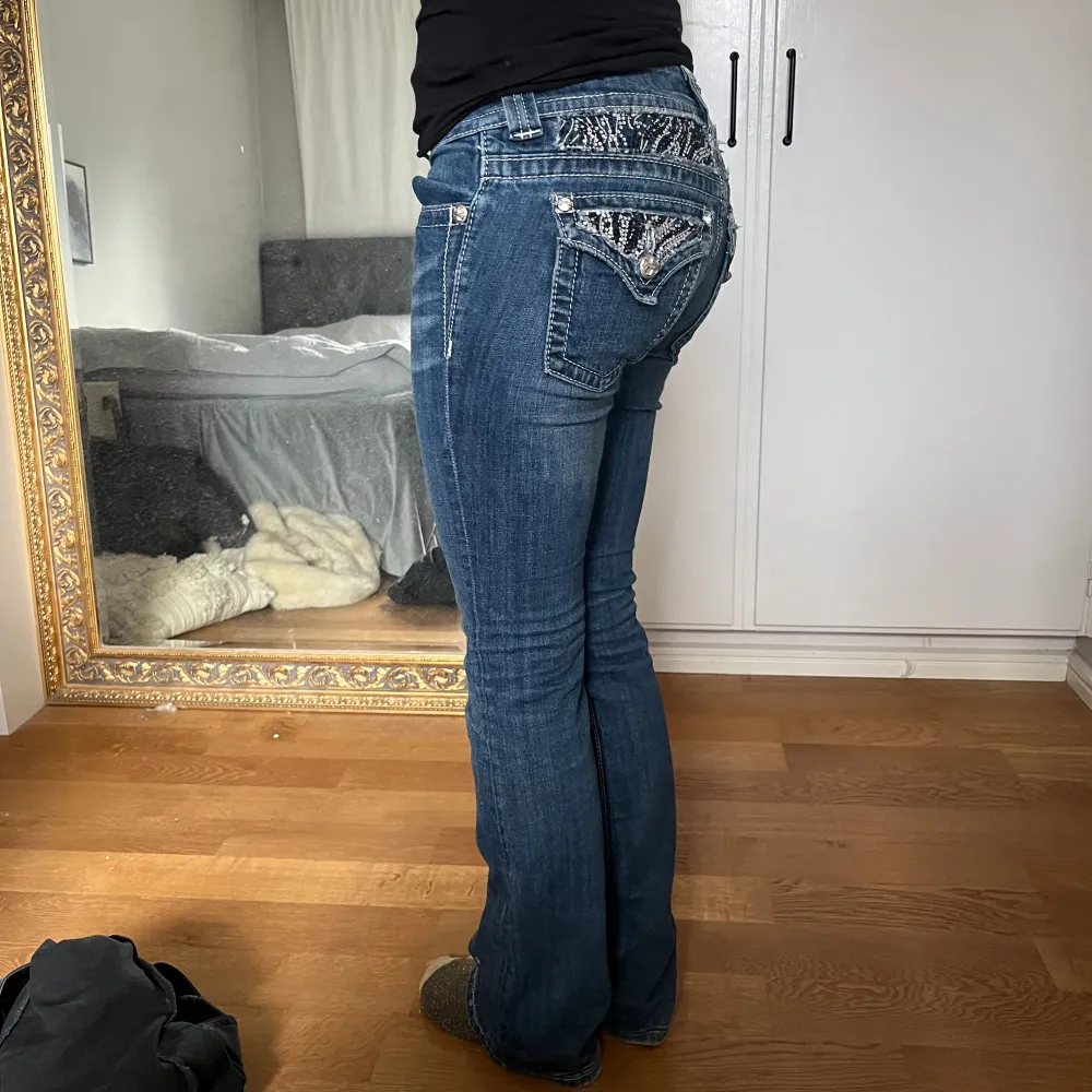 Säljer mina jätte coola miss me jeans som inte säljs längre! De är low waist bootcut💘köpt för 1000,  Midjan är 37 cm rakt över och innerbenslängd 79 cm, passar perfekt för mig som har S❤️. Jeans & Byxor.