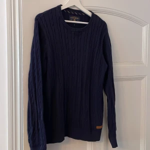 Bondelid kabelstickad tröja - Bondelid kabelstickad tröja i bra skick. Storlek M. Köparen betalar frakt. 
