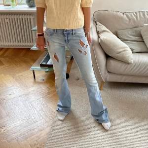 Lånade bilder, säljer dessa skit snygga jeans från diesel😍 midjemått 39 men är stretchiga, innerbenslängd 87. Har tyvärr en slitning längst ner men går lätt att sy ihop❤️