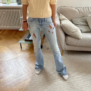 Lågmidjade jeans😍 - Lånade bilder, säljer dessa skit snygga jeans från diesel😍 midjemått 39 men är stretchiga, innerbenslängd 87. Har tyvärr en slitning längst ner men går lätt att sy ihop❤️