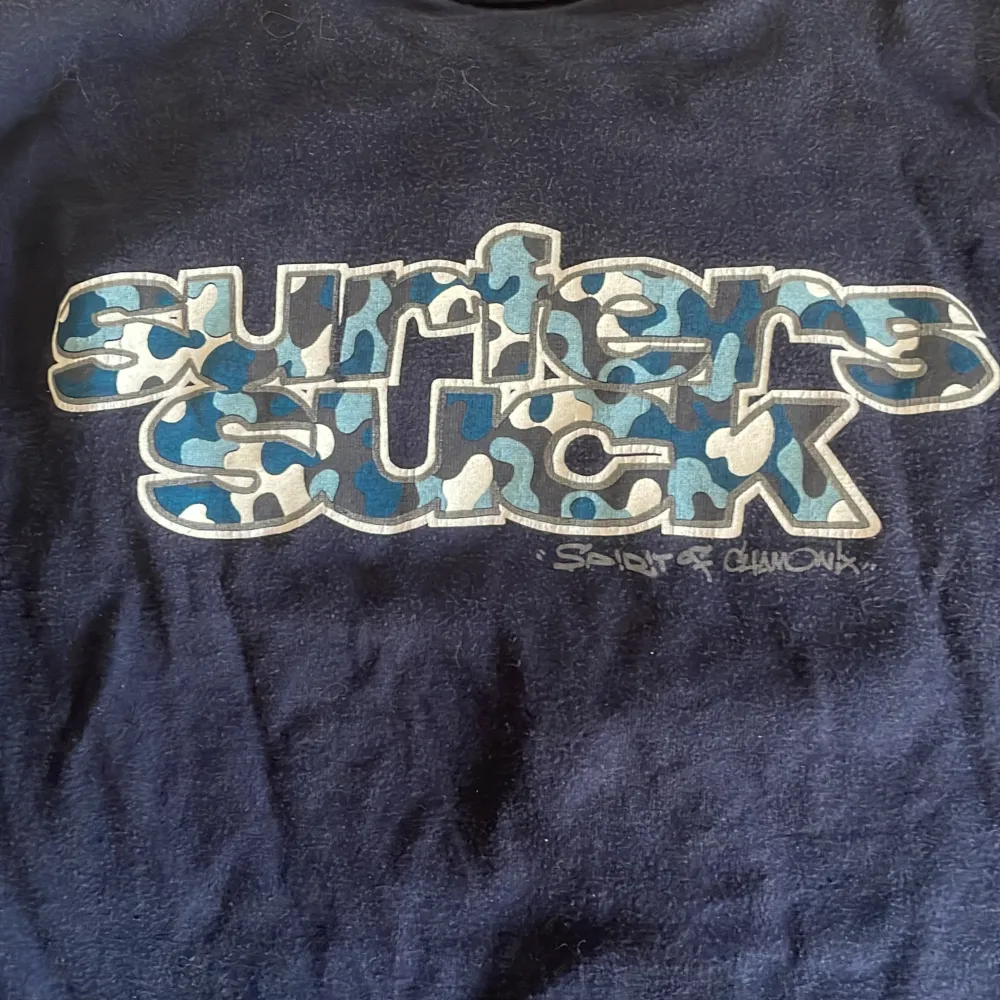 En fet tisha med en y2k liknande karaktär på framsidan. Bra skick. Säljer eftersom jag inte använder den längre. . T-shirts.