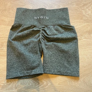 Nvgtn shorts - Grön späckliga scrunch shorts från nvgtn. Färger Khaki Green. Modell: scrunch seamless shorts. Storlek XS. Aldrig använda. Hör av dig om du har några frågor :)