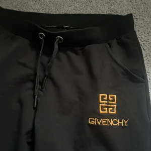 Äkta givenchy byxor  - Knappt använda för dom är för små så dom är i bra skick. Priset kan diskuteras och sänkas också. Skriv för fler bilder