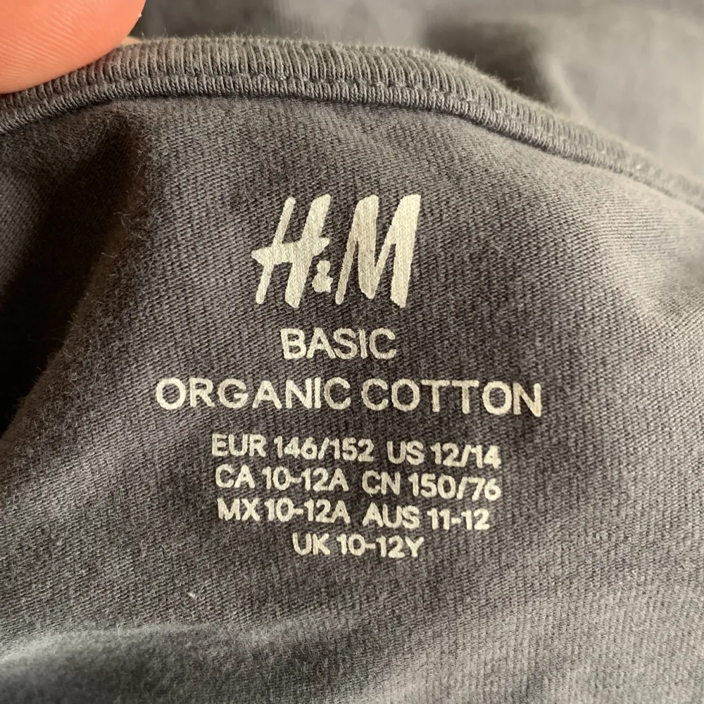 Säljer detta gråa linne då det inte kommer till användning, säljer också ett likadant linne fast i rosa. Om du är intresserad av det rosa linnet så gå in på min profil så hittar du det där! 🩷. Toppar.