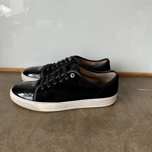 Lanvin - Hej, säljer dessa Lanvins i topp skick. Använda 5 gånger och har inget og samt inte Orginal innersulor. 