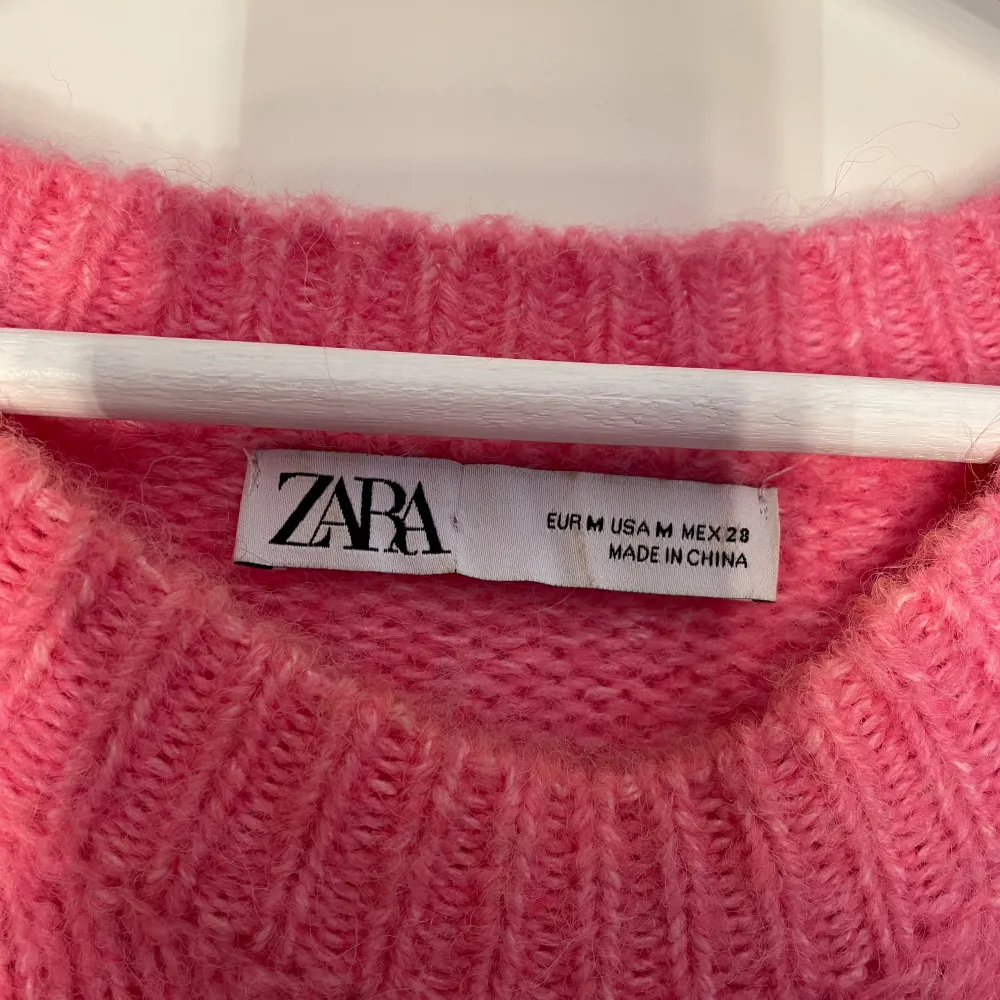 Säljer mina rosa stickade t-shirt från Zara. Tröjan är i bra skick och använd ett fåtal gånger. . Tröjor & Koftor.