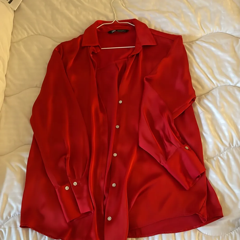 Silke matrial, röd, skjorta . Skjortor.