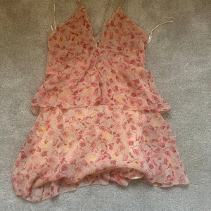 Super fin zaraklänning 💘 - nu säljer jag denna super fina zara klänning🩷  Har använt den 1 gång och säljer för att den inte passar mig! Den säljs inte längre hos zara, därmed svår att få tag på🩷 Köptes för ungefär 500kr