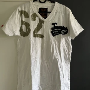 Vit T-shirt  - Vit T-shirt med snyggt tryck, använd fåtal gånger och i bra skick. Passar storlek XS-S🤍 